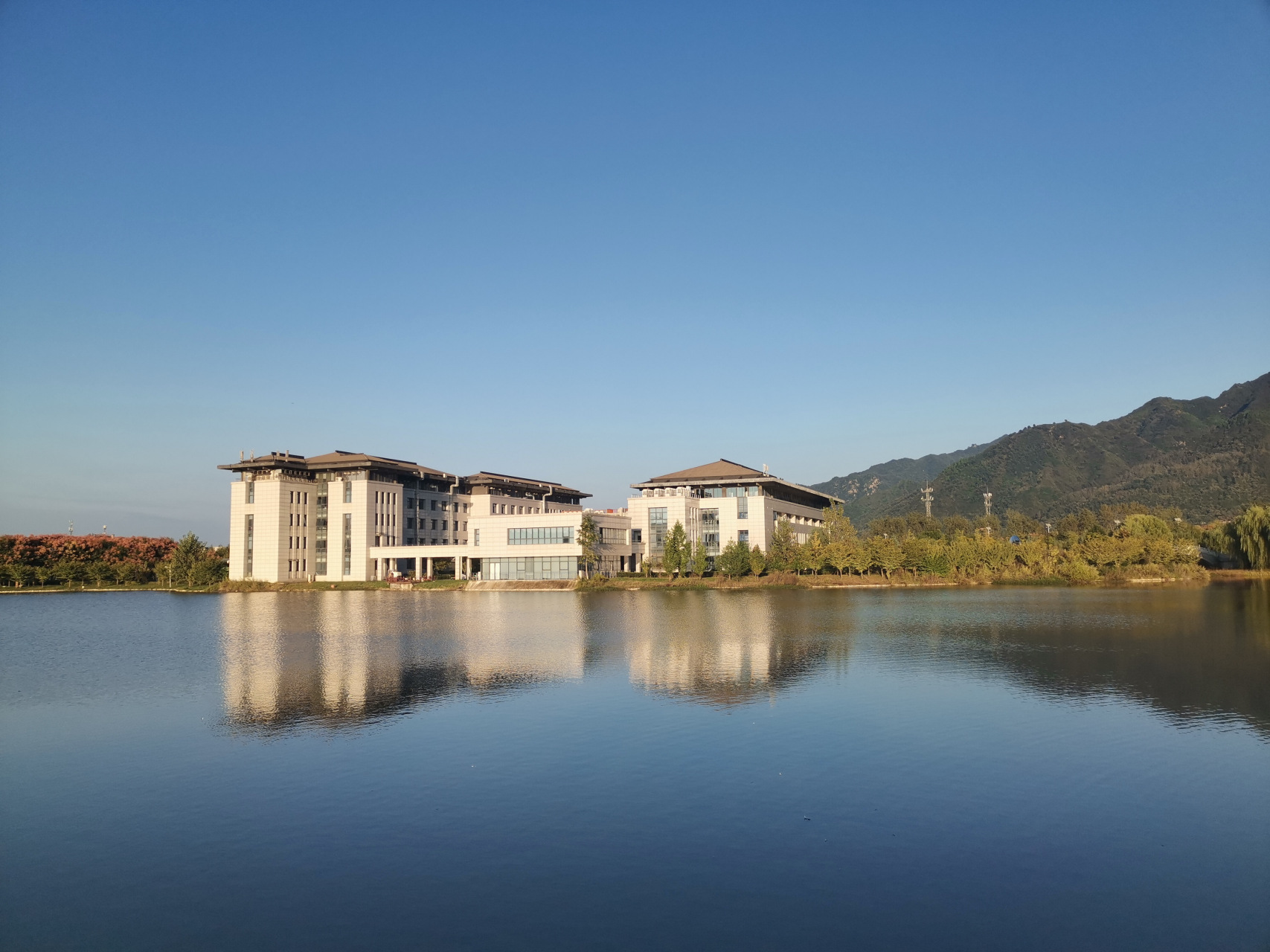 西北工业大学新校区大小仅次于西安交通大学创新港,躺在秦岭的大怀抱