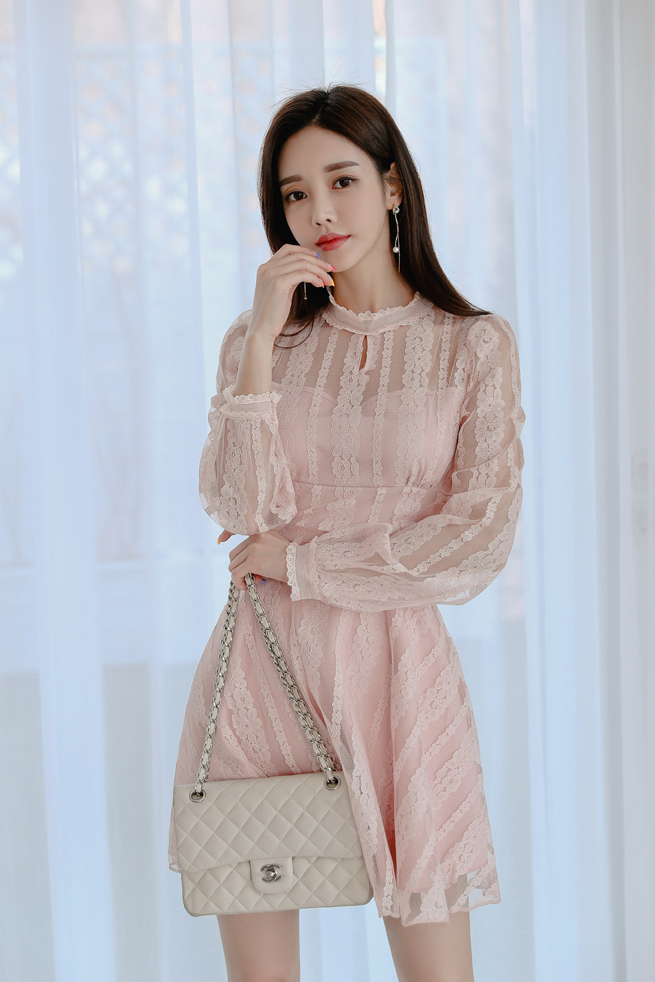 孙允珠韩国嫩模,粉嫩透纱连衣裙穿搭,清纯甜美