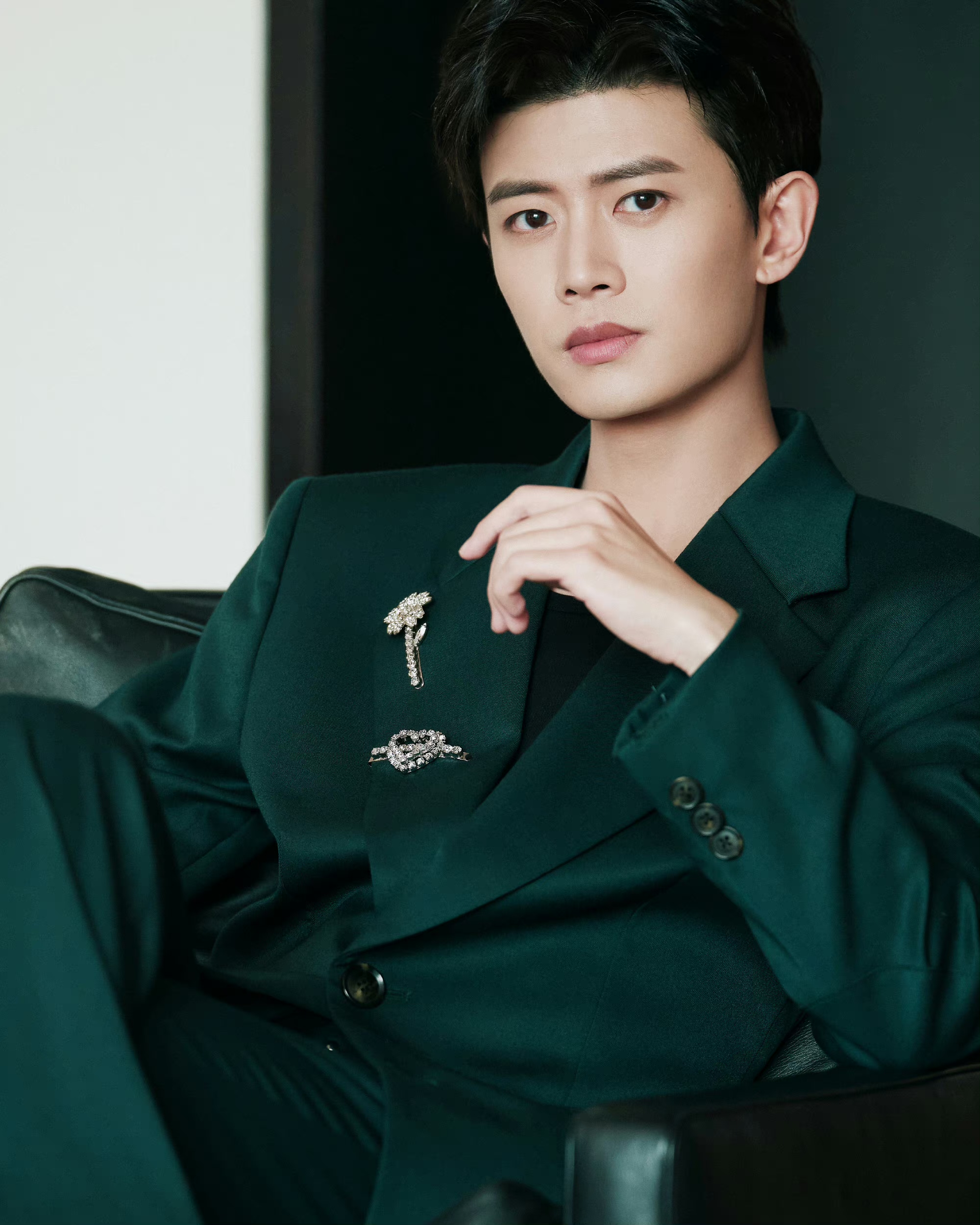 任嘉伦绝美现代装