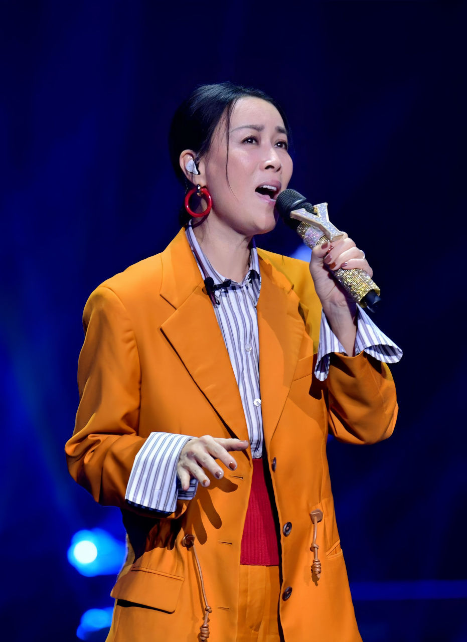 那英(1967年11月27日-)是一位中国华语流行乐女歌手,出生于辽宁省沈阳