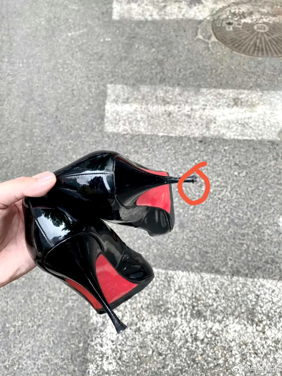 出门真不顺心,高跟鞋鞋蒂卡井盖缝里了,抽出来就这样了,再穿会不会坏