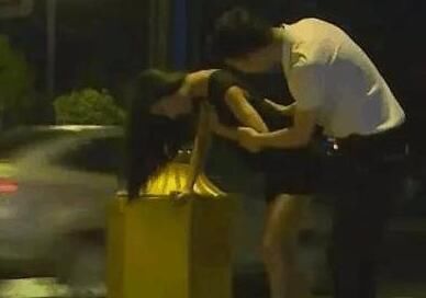 北京一女子醉酒后在厕所被服务员侵犯,大闹酒吧要抓凶手,没人信