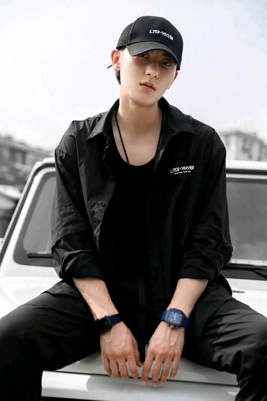 黄子韬,帅气阳光大男孩,身高183,出生于山东省  从小就被家里穷养的