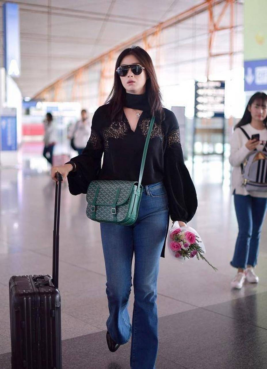 穿着牛仔裤的蒋欣显得珠圆玉润