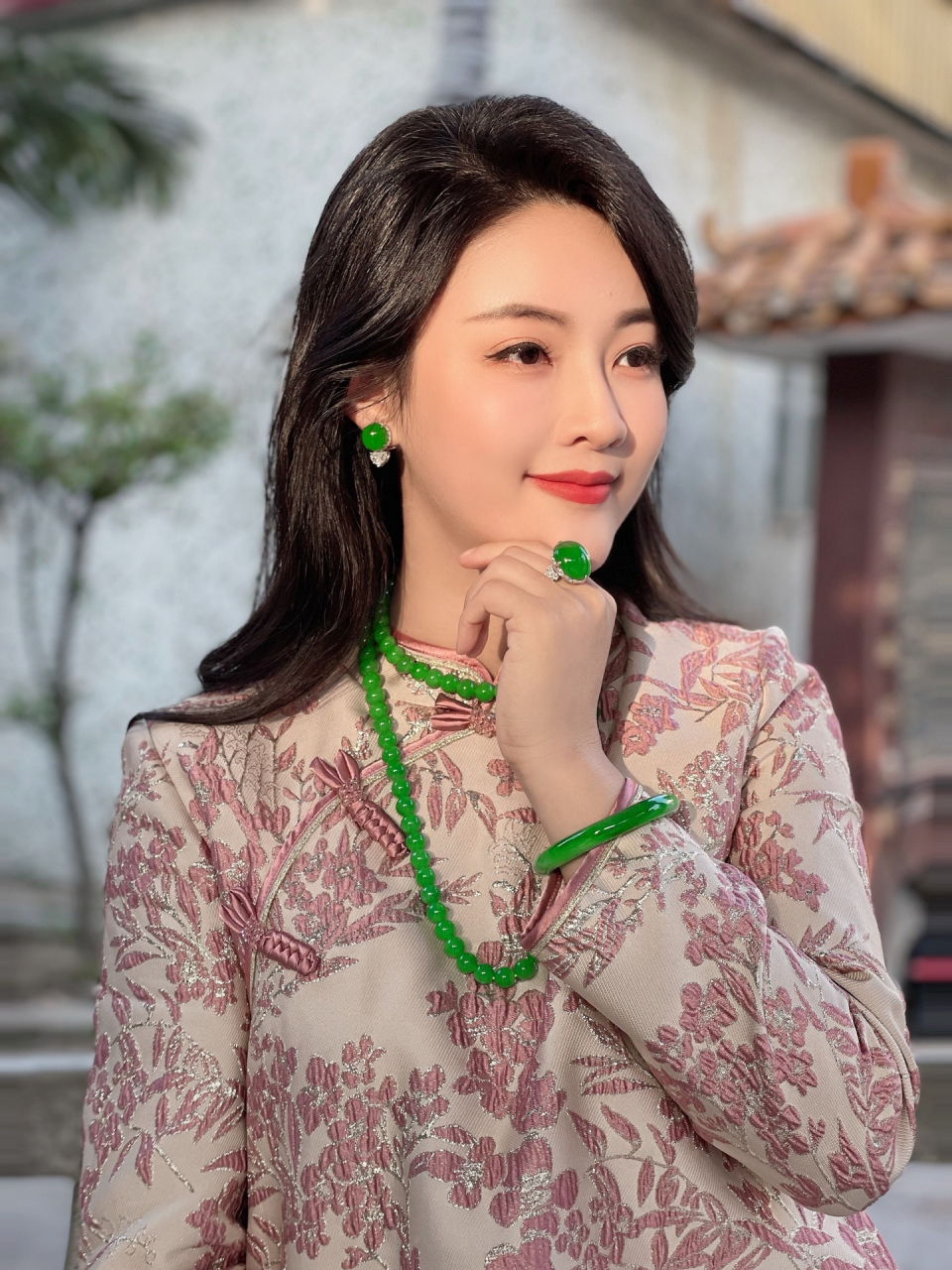 一块好的翡翠佩戴在女人身上,能让女人充满自信,自信的女人最美,自信