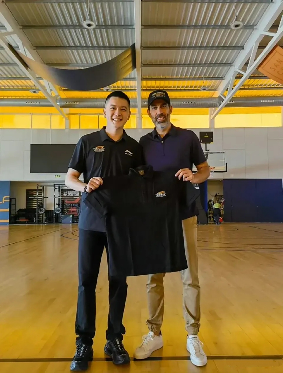 通过辽篮的助教乌戈·洛佩斯的牵线,杨鸣前往西班牙学习欧洲的打! !