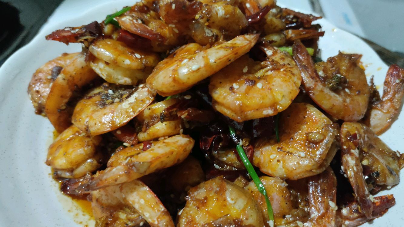用豆瓣酱加干辣椒 炒了一盘香辣虾,麻辣鲜香,好吃到飞起