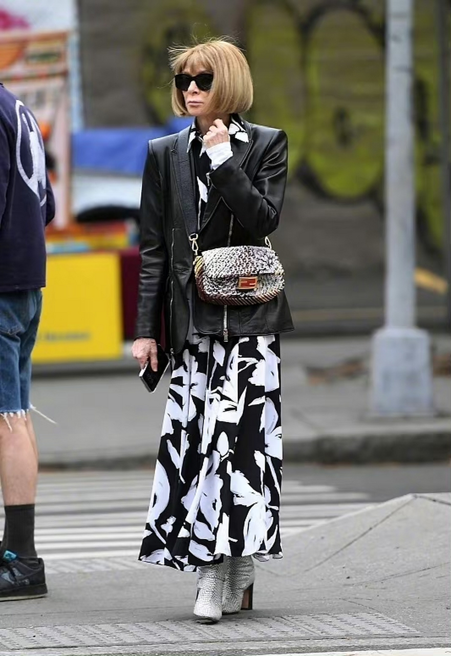 73岁的安娜·温图尔现身纽约soho区的街拍,身穿的是michael kors 2023