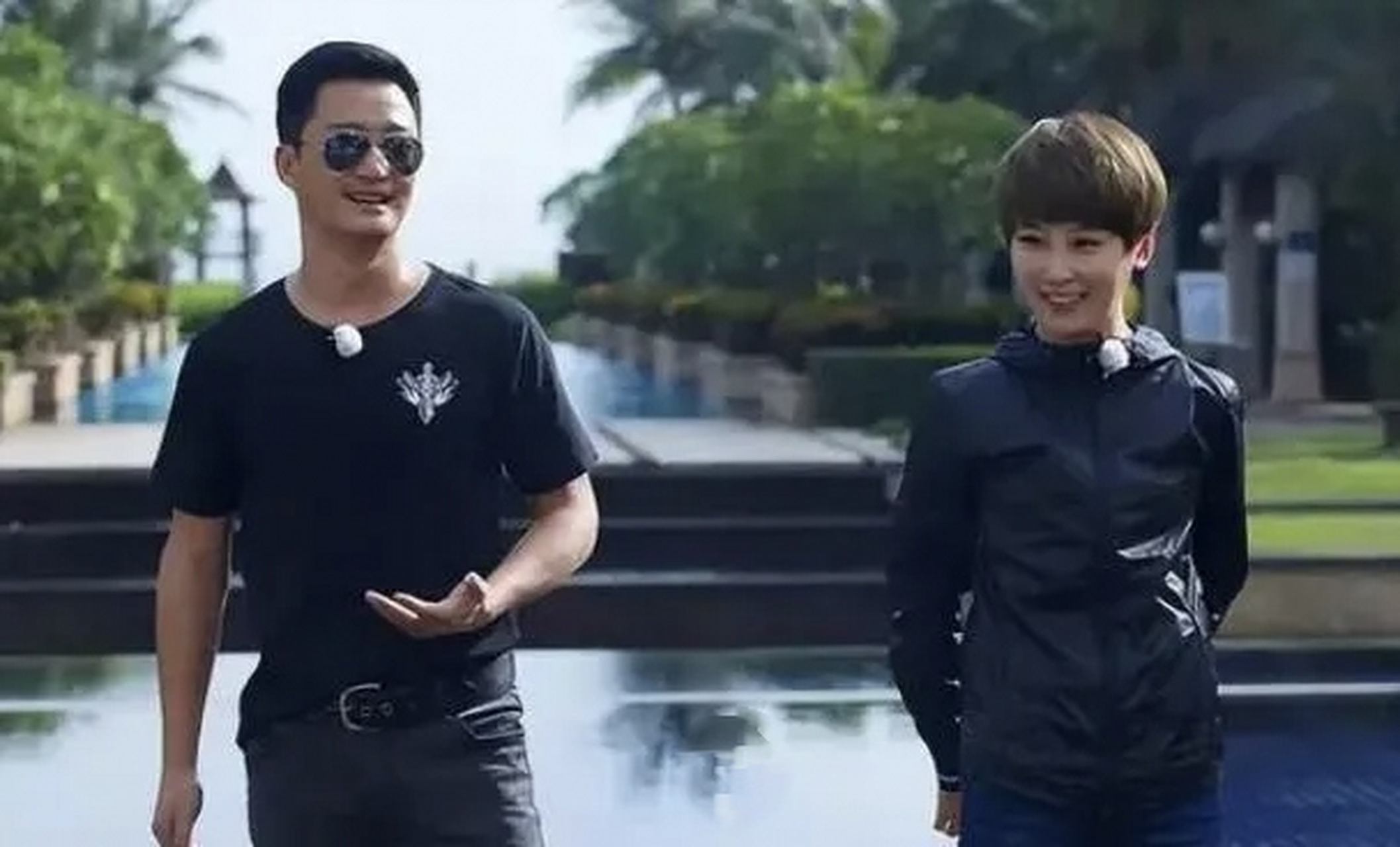 在一档综艺节目中,导演发现吴京携带了三个安全套,谢楠尴尬不已.