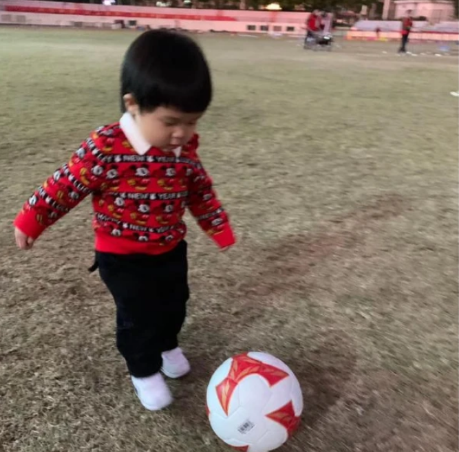 中国田径巨星苏炳添晒娃,儿子长相帅气,网友:基因真强大!