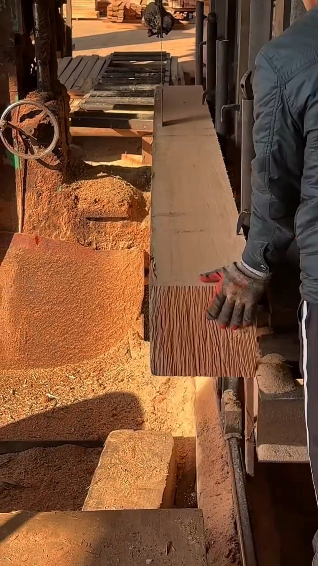 木材原木机械开料,制作家具板材过程!