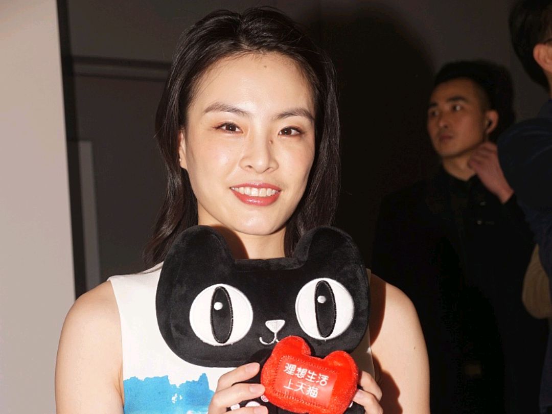 没想到黄龄不仅歌唱得好,身材也很有料,只是跳水一幕太搞笑