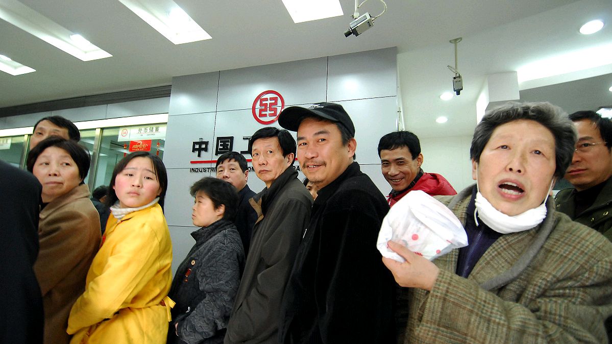 舍弃利息也要把钱取走!大批老年人银行排队取钱,背后原因扎心了