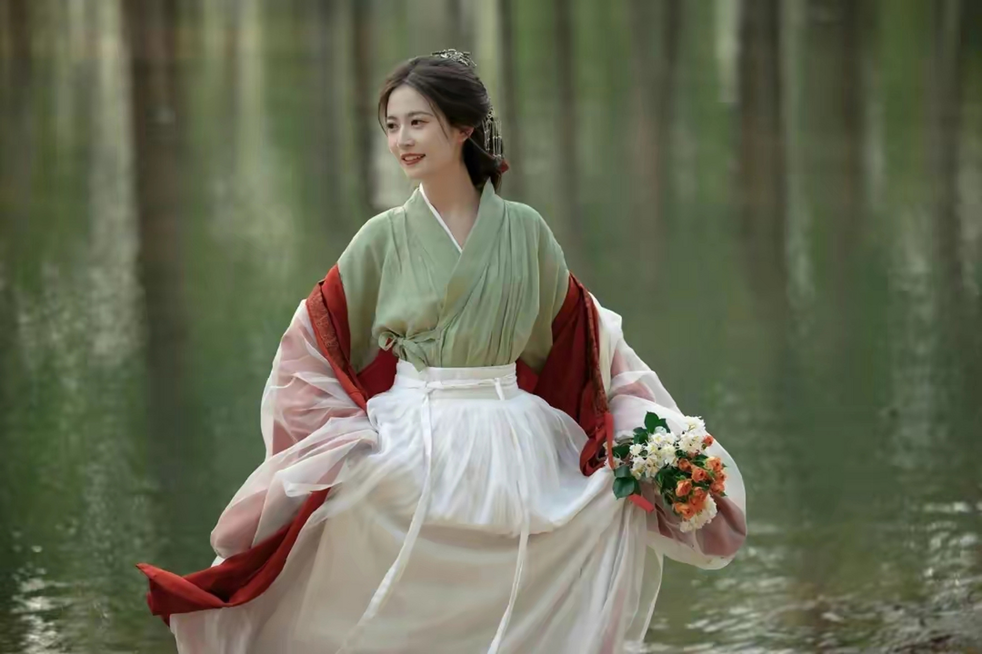 古装美女陈钰琪,手捧鲜花,低眉浅笑,仙气飘飘,让人为之倾倒.