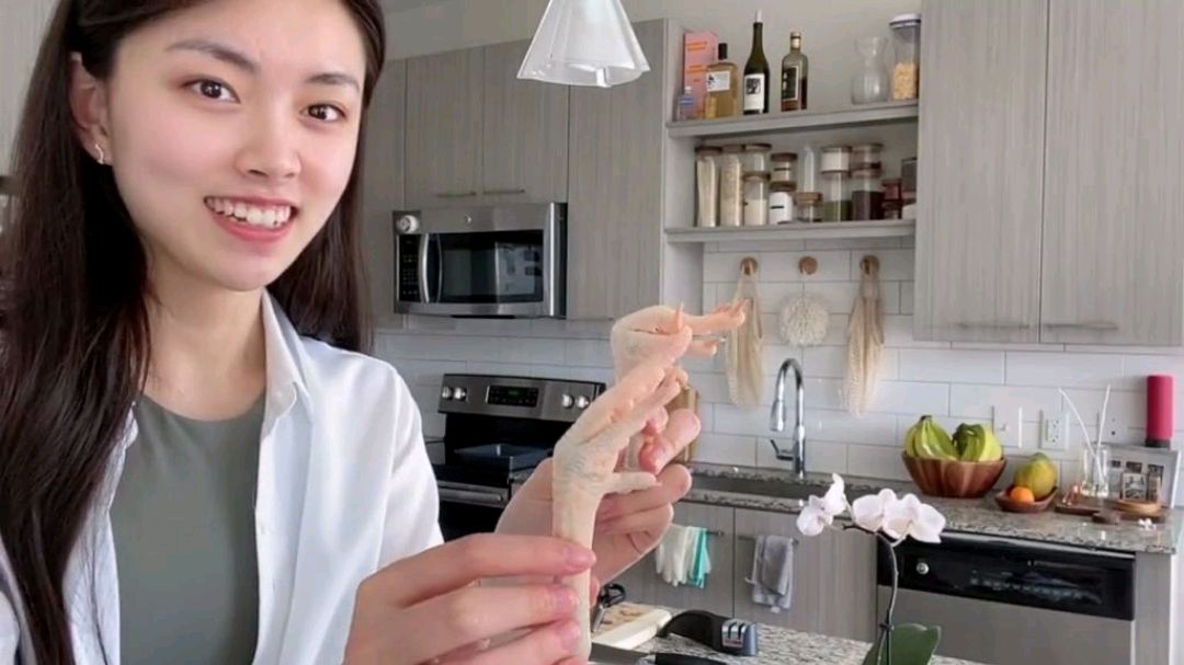 认真记录生活中的小幸福 今天的脆皮鸡可太好吃了 最后的表情亮了