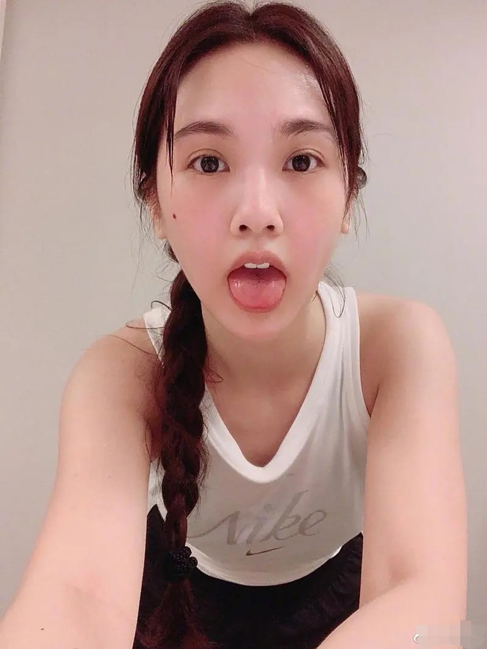 杨丞琳吐舌头,展现俏皮的一面.