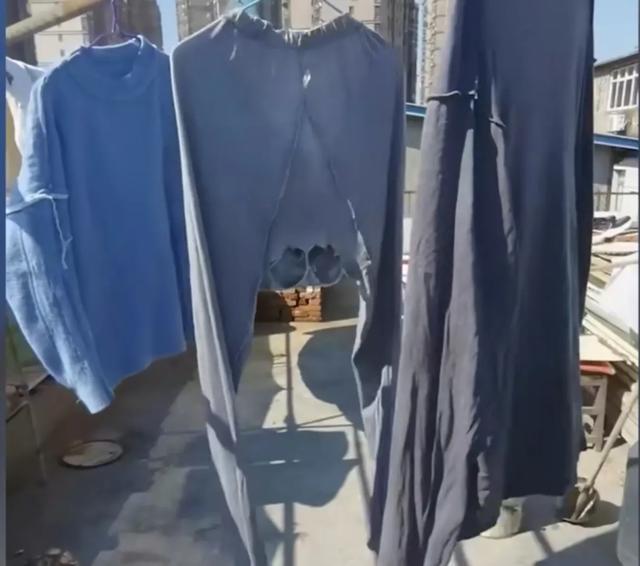 女子晾衣服,发现老公秋裤的裆部破了两个大窟窿