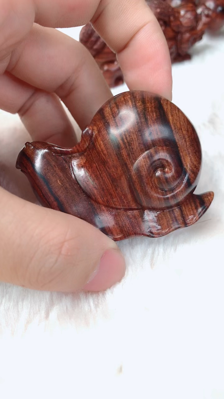 海南黄花梨蜗牛手把件,老料油梨,手感好,大黑线,你值得拥有