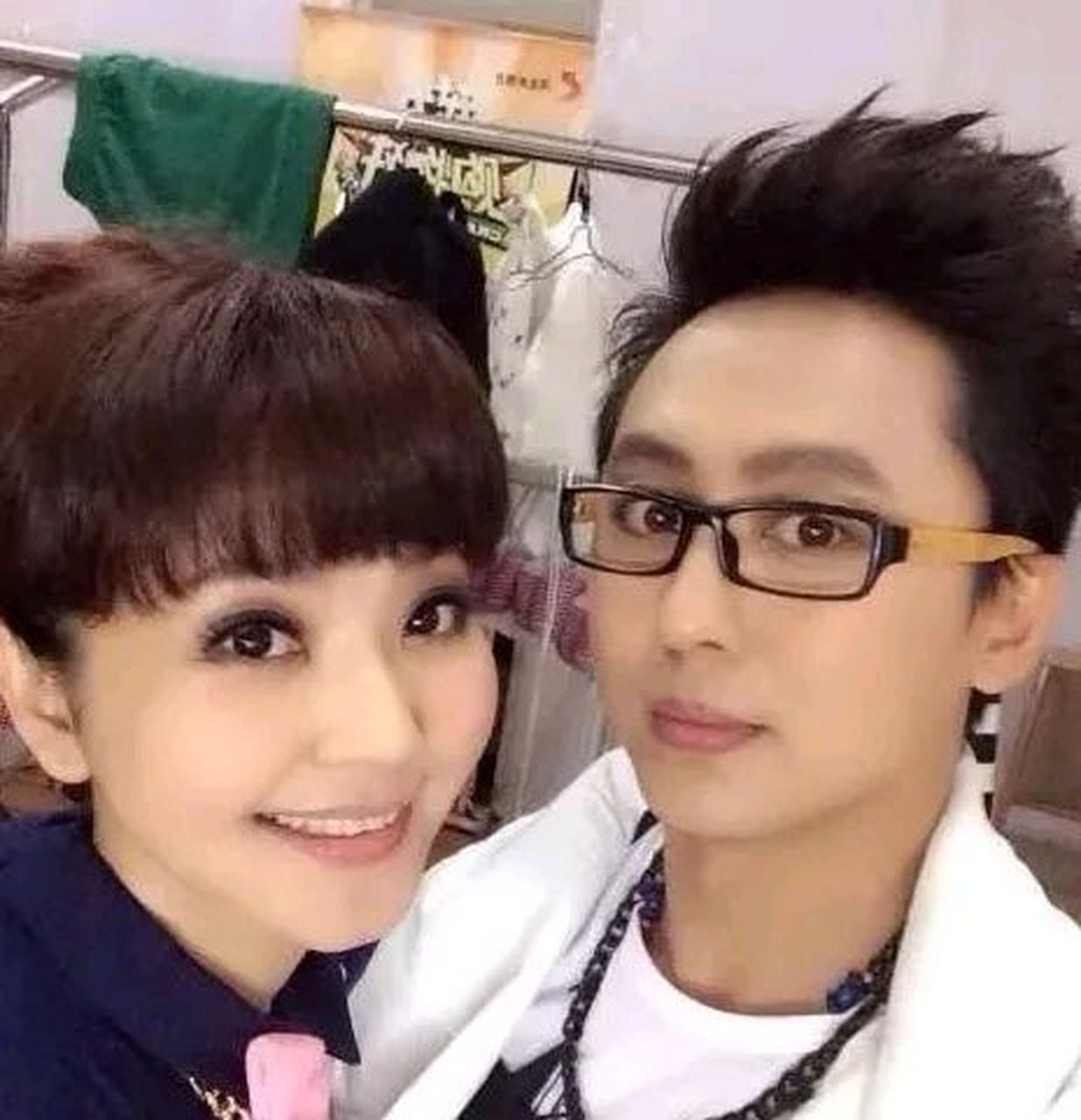 一次,程成去看方琼,正巧她老公出差,程成就借浴室洗了个澡.