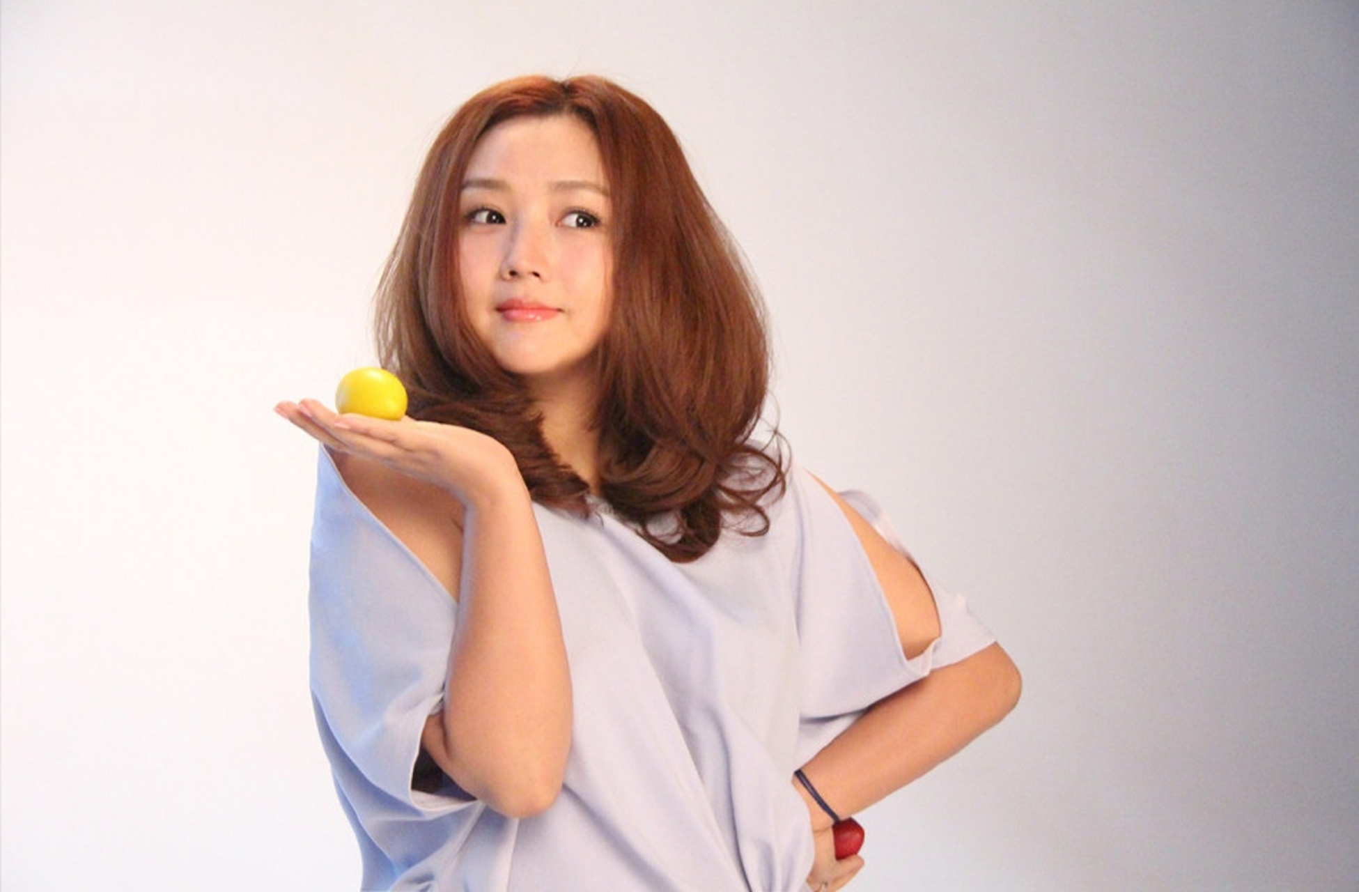 记得那个在2005年赢得《超级女声》第四名,用歌声征服了全场的何洁?