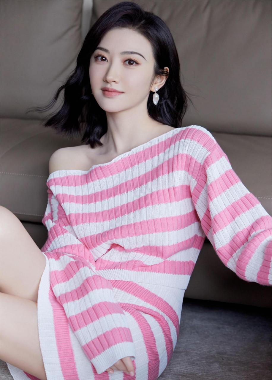 景甜穿着一条粉条短裙,粉色将她的肌肤衬得更加白皙,短裙的款式展现了