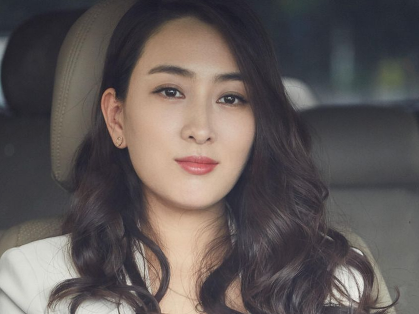 40岁的马苏游船太悠闲了!低领吊带显身材,紫发少女感强