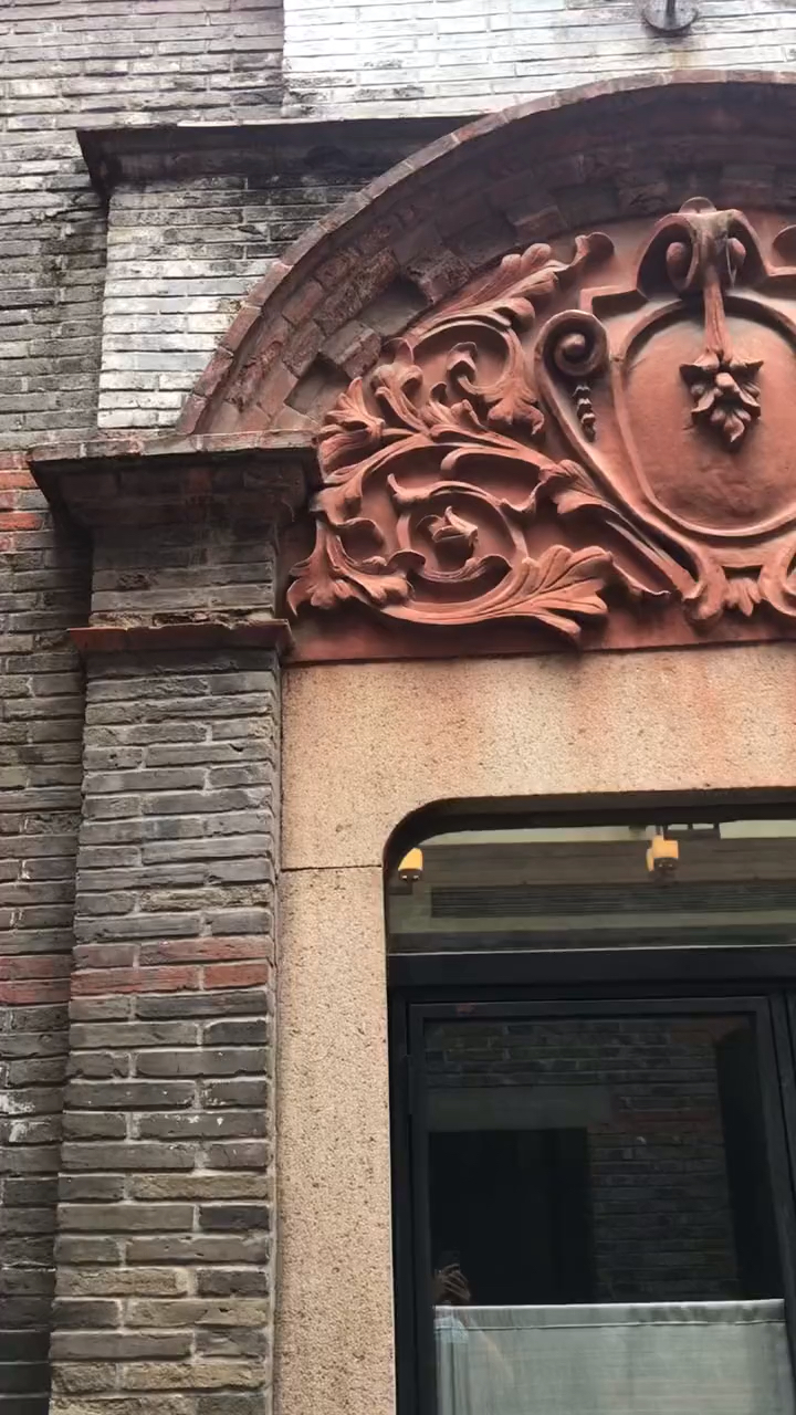 上海新天地,石库门老房子 红砖雕刻 水洗石门头