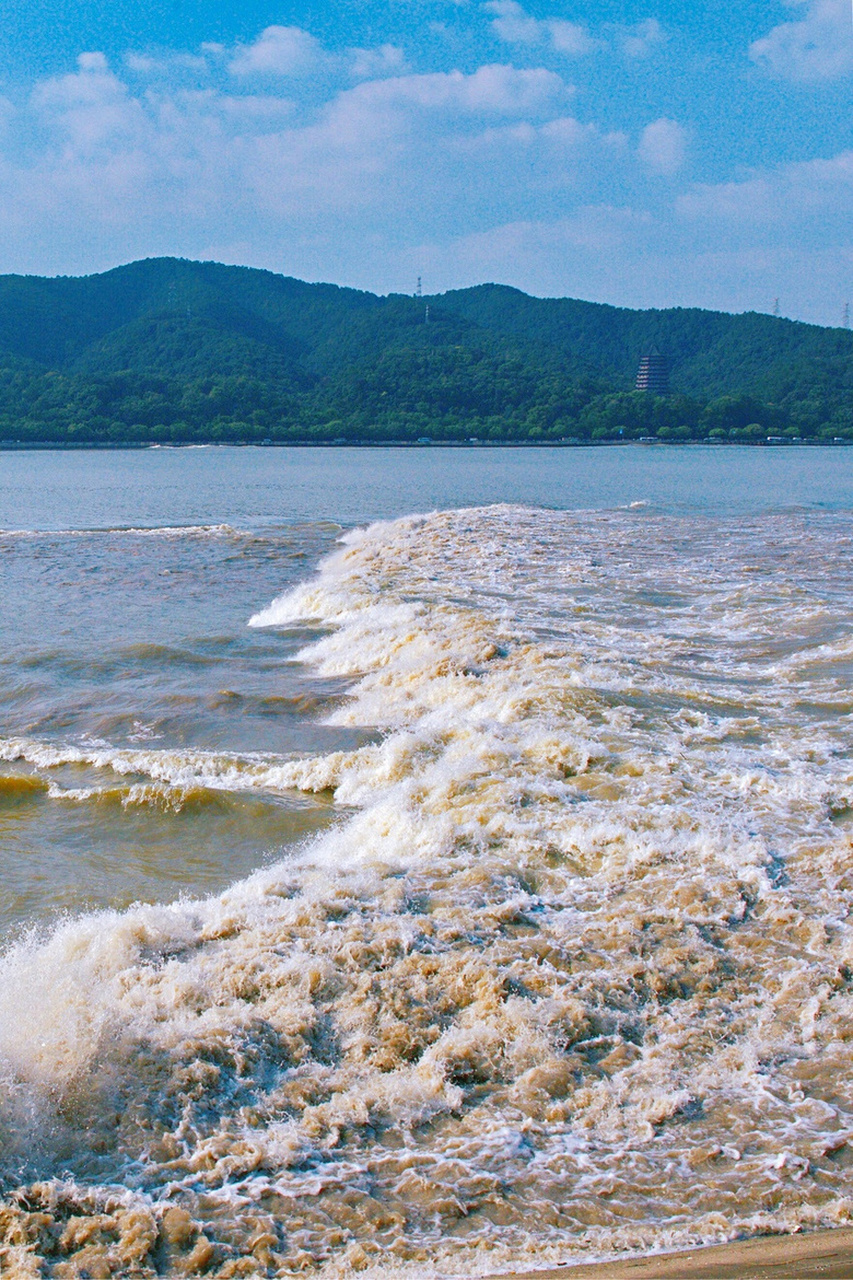 钱塘江观潮 文/木木逐茂 ～ 数闻四海未波平,汉将东南炼虎兵.