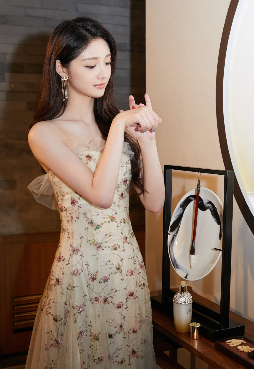 周洁琼# 一袭碎花抹胸裙,甜美灵动的小仙女,肤白貌美的容颜,白皙细嫩