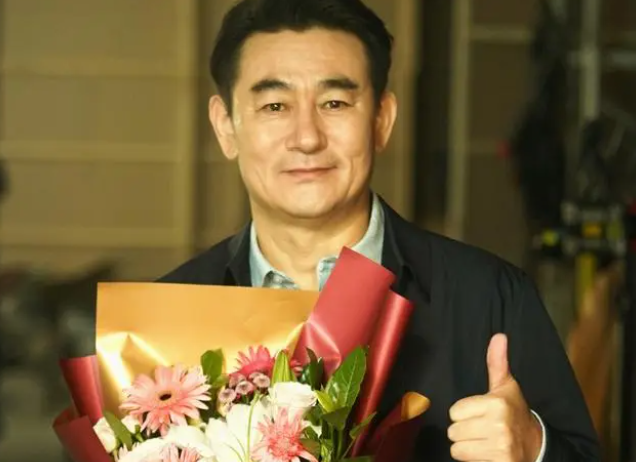 演员李洪涛:曾是铁路工人,和妻子恩爱30年,2个嗜好让妻子苦恼