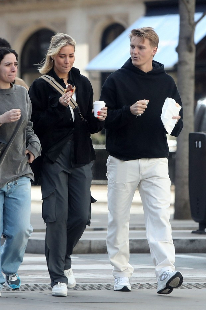 太阳报:24岁厄德高和27岁女友helene首次被拍到同框,两人甜蜜出游