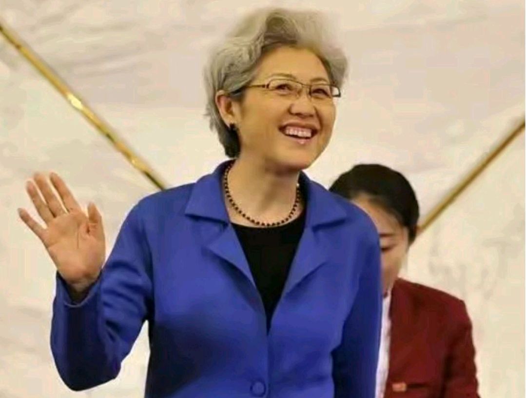 她56岁任外交部副部长,全国人大首位女新闻发言人,今年69岁
