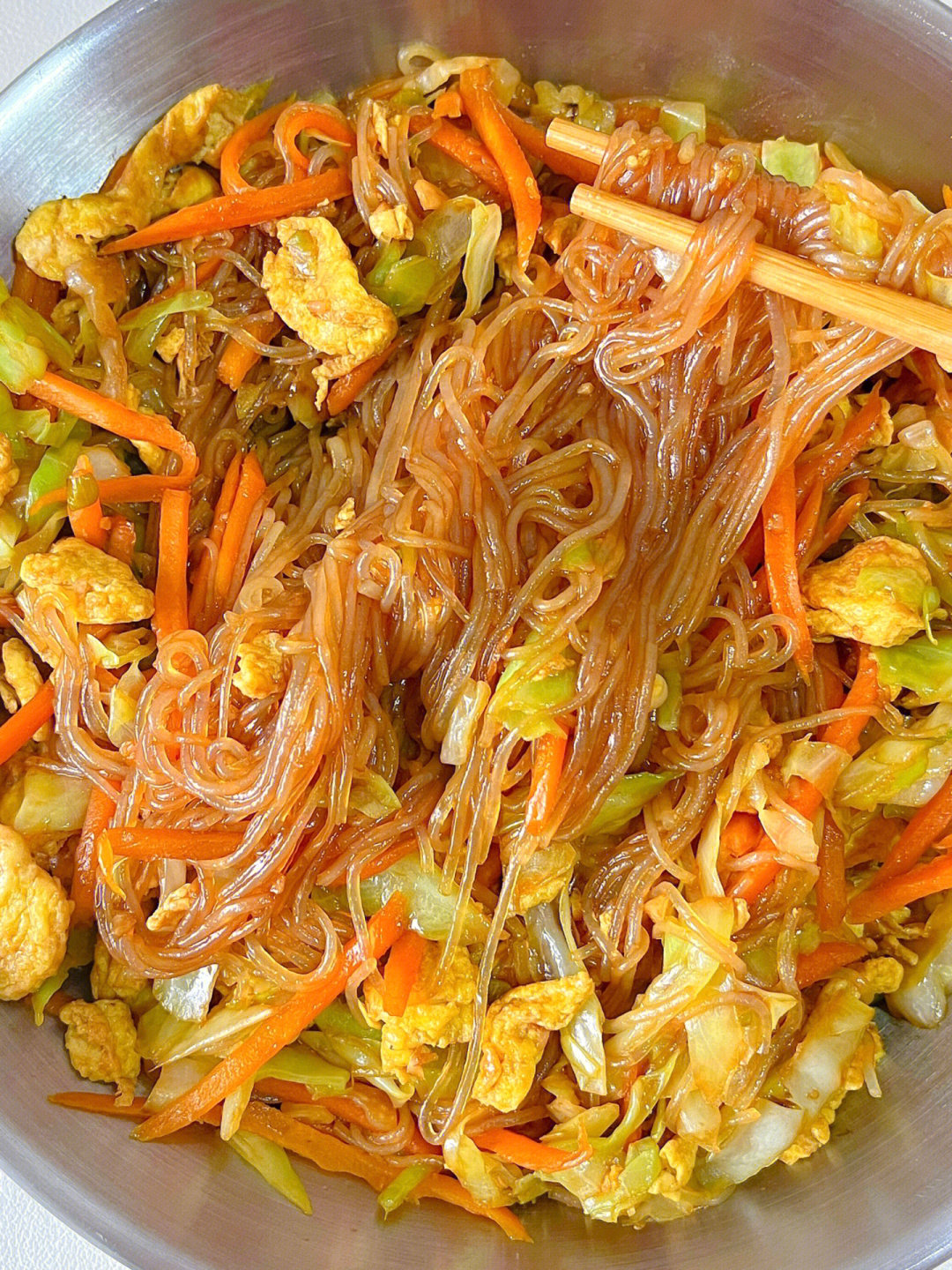 准备食材:包菜,粉丝,胡萝卜,鸡蛋鸡蛋打散,热锅烧油,炒熟盛出备用 胡