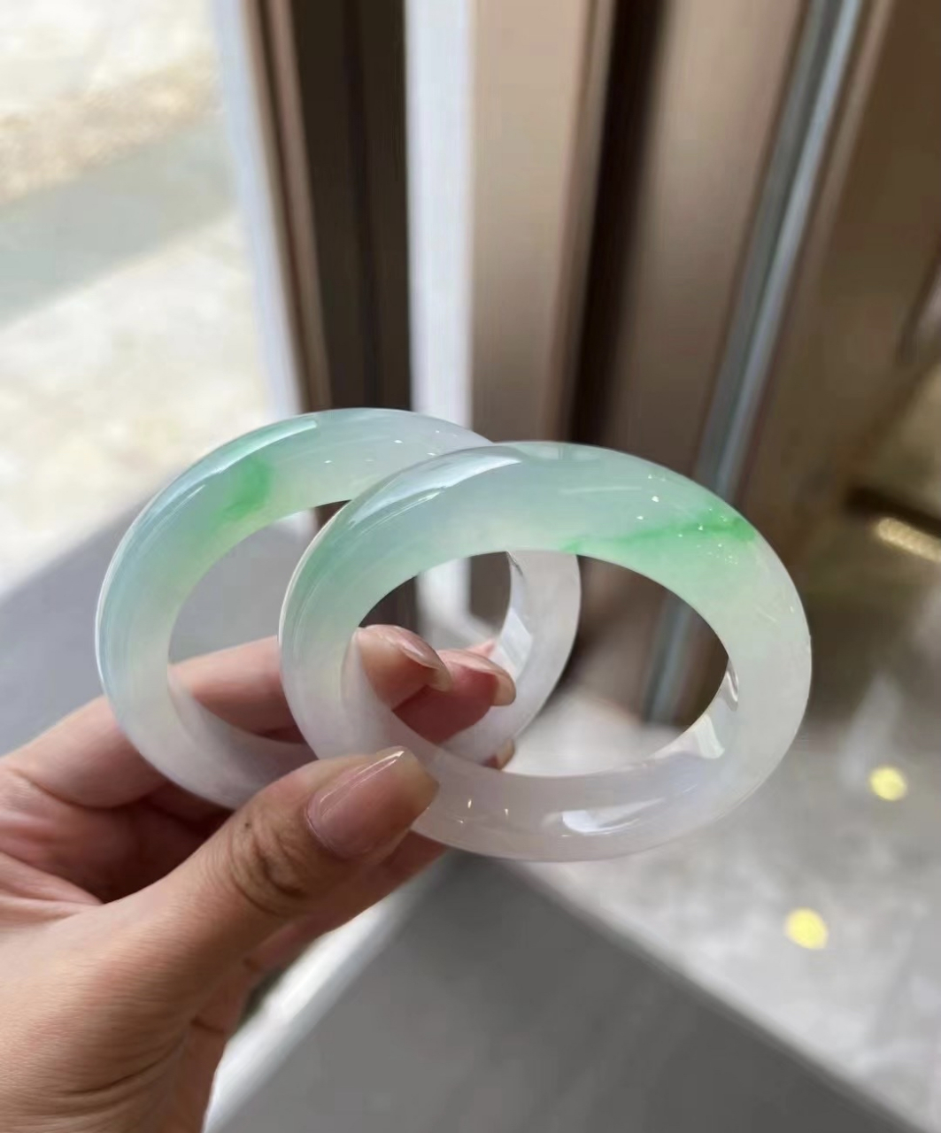 高冰飘金丝阳绿厚装正圈,飘色亮丽清新,好灵动  显色度绝绝子,仙女款!