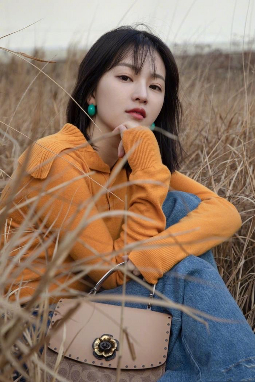 黄灿灿,1995年2月28日出生于湖北省赤壁市,中国内地女演员,毕业于武汉