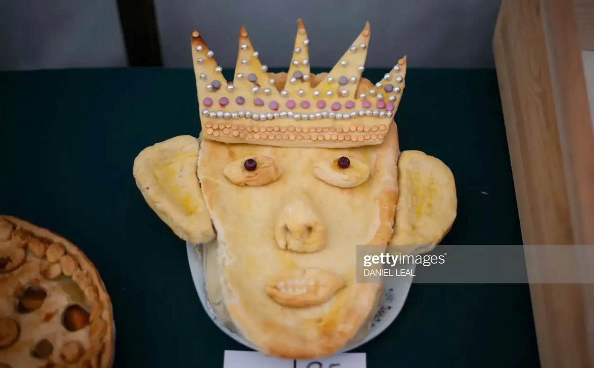 桑德灵厄姆花园派对上的人像蛋糕牙齿像前夫哥安德鲁,耳朵像现任