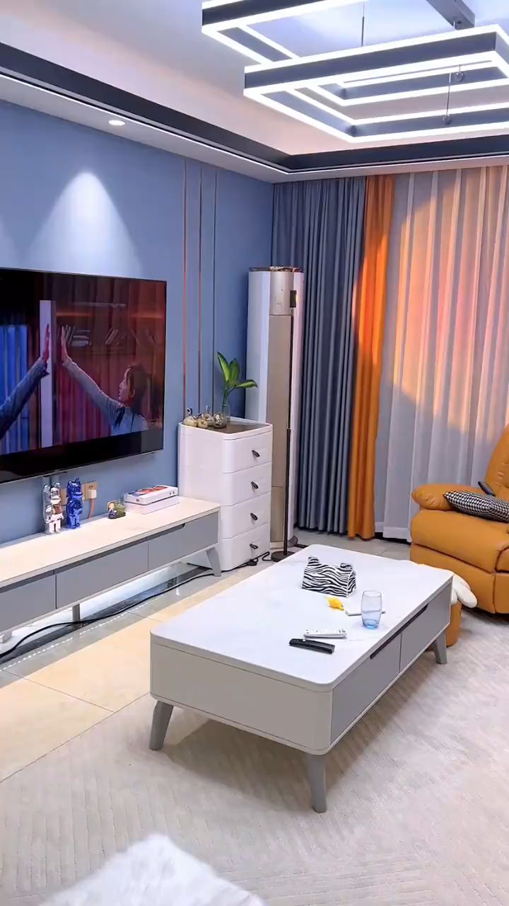 电视背景墙长4米,高2米4,浅蓝色墙布 几根钛金条,喜欢的可以参考-度小