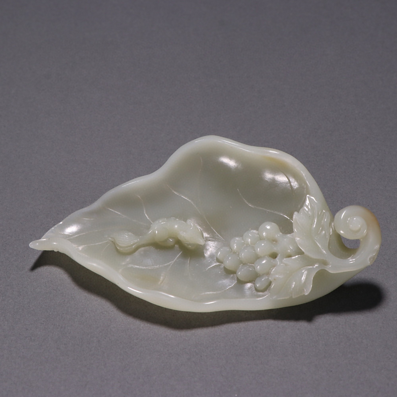 清代 和田玉籽料松鼠葡萄纹摆件. 规格:高3㎝长13.8㎝宽7.5㎝重132g