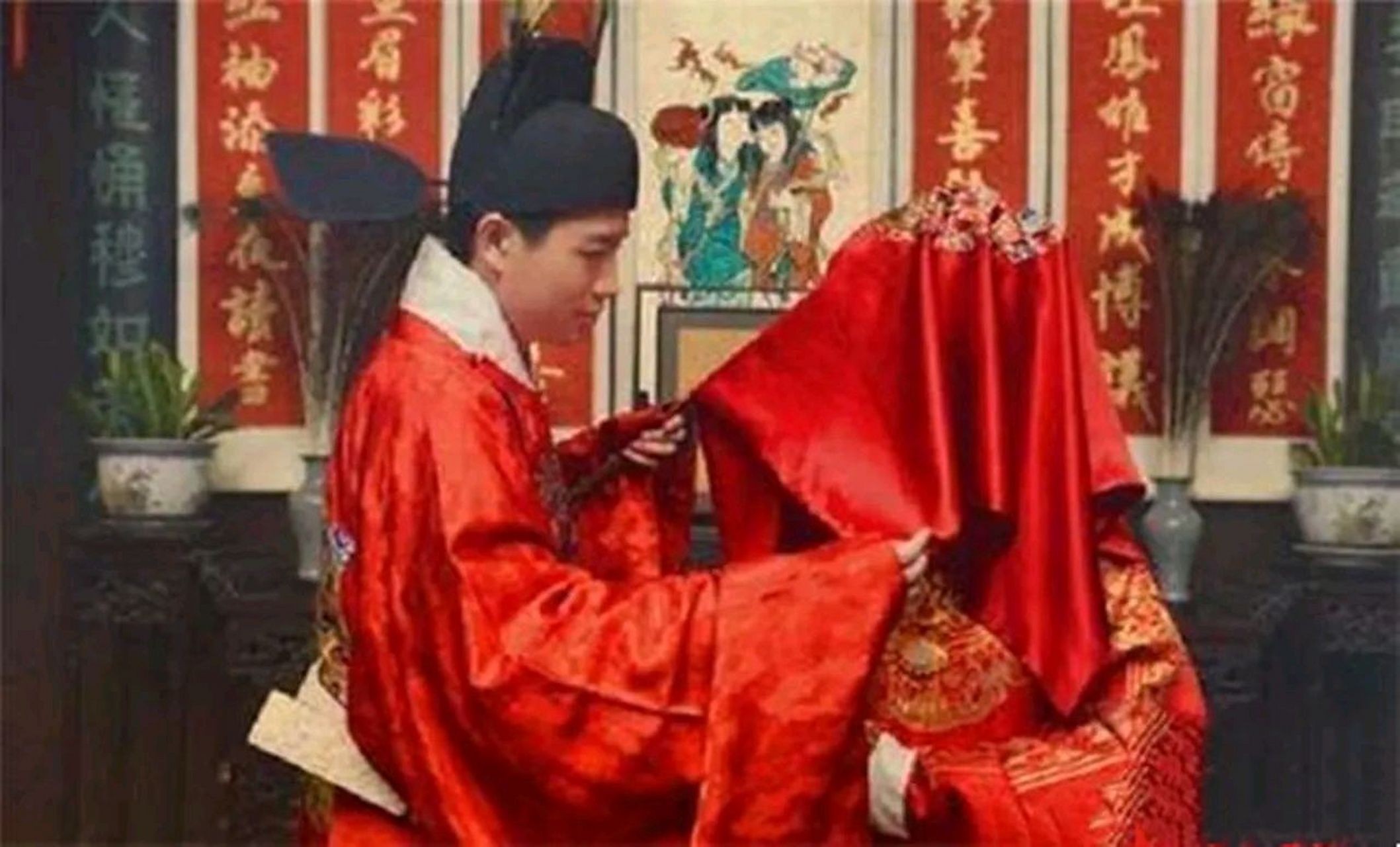 古代女子出嫁,为何要在头上盖一块红布?