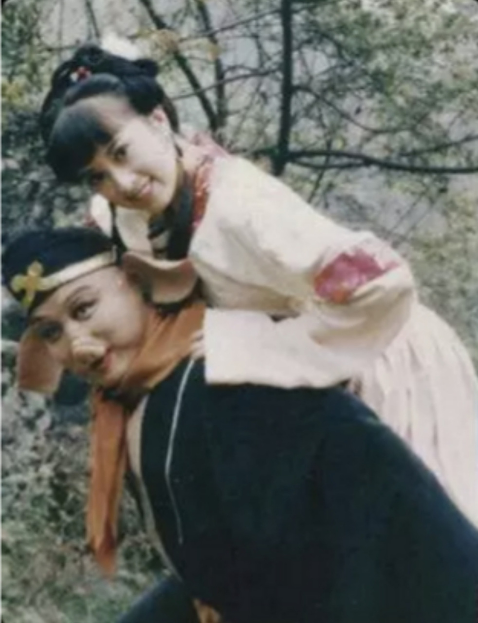 现实版的猪八戒背媳妇,狗子眼神表示太无奈,这货太能吃了