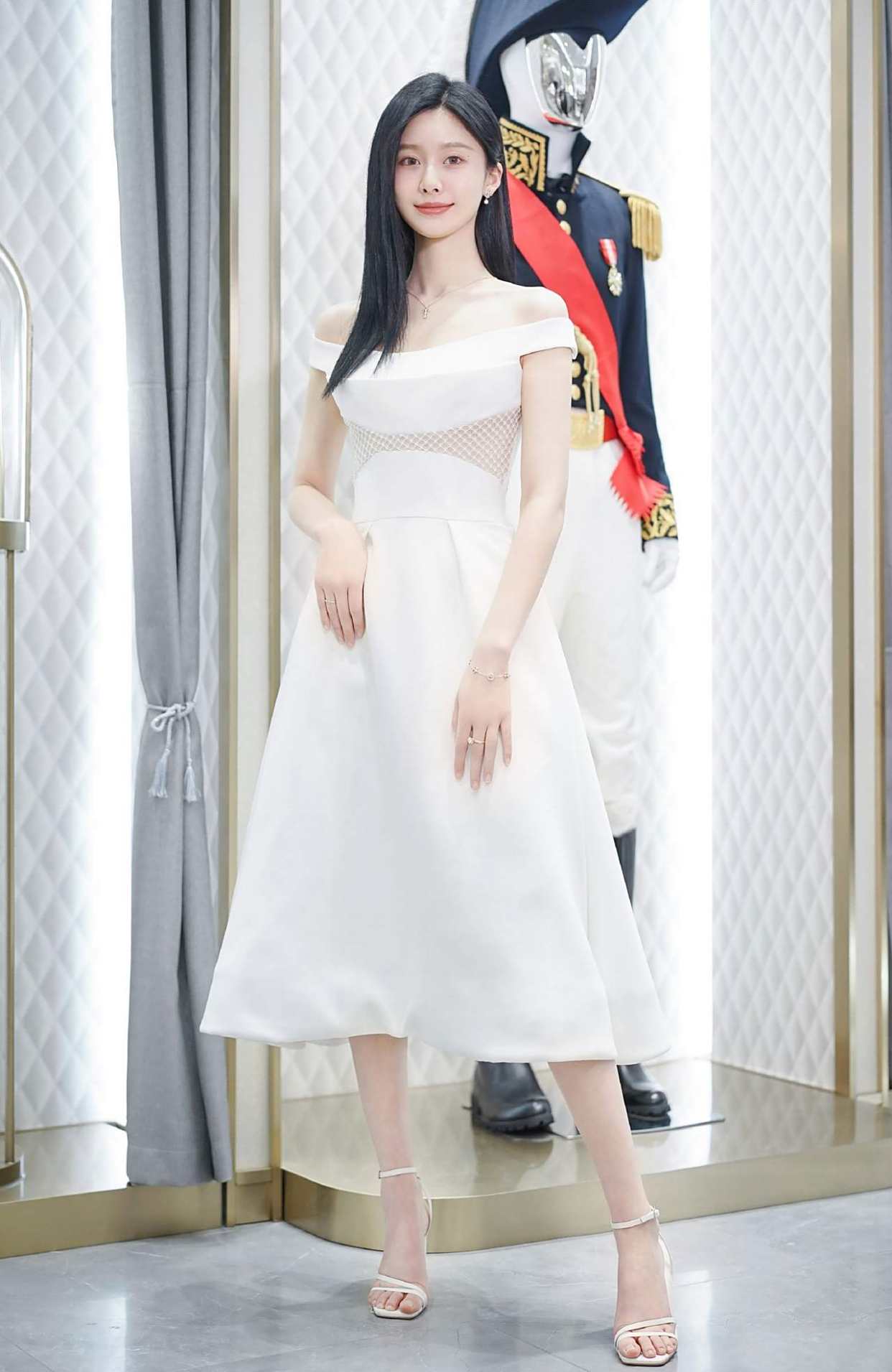 王子璇一袭白裙飘飘如仙女美丽大方