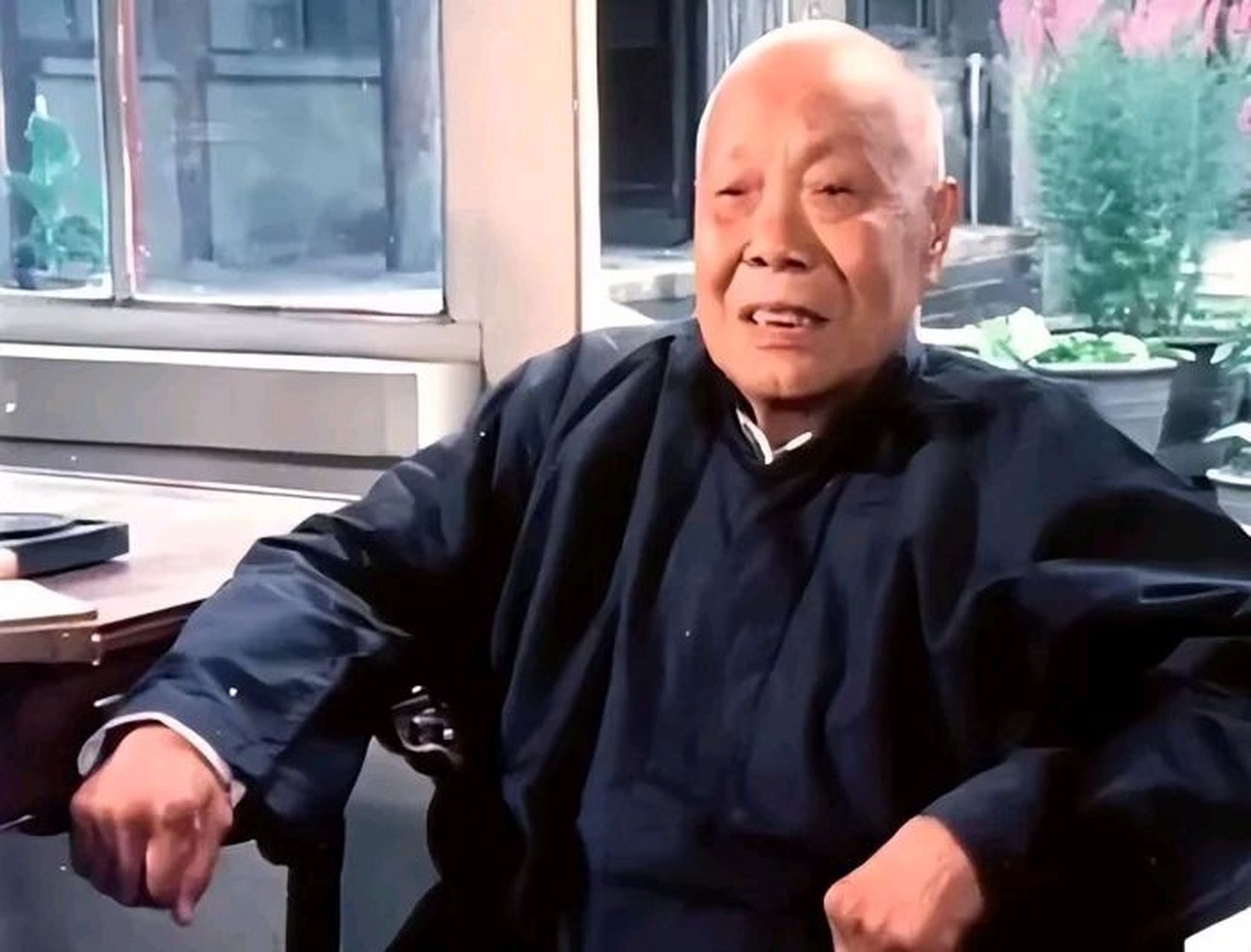 1908年,慈禧太后看重的太监小德张,回天津老家探亲,穿着富贵,请全村吃