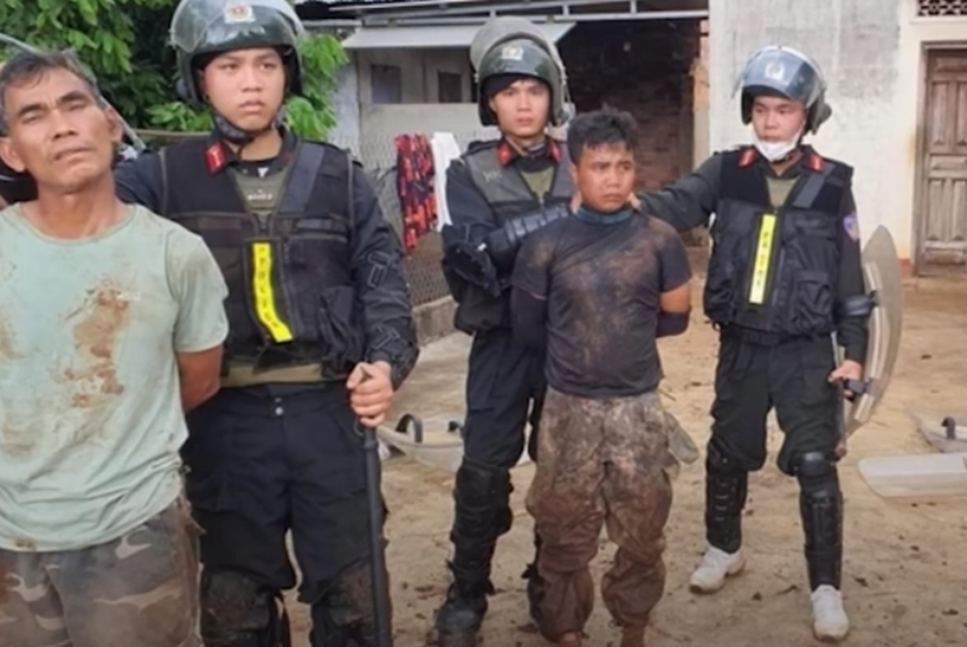 他承认是他煽动当地村民持枪袭击了两所警察局.