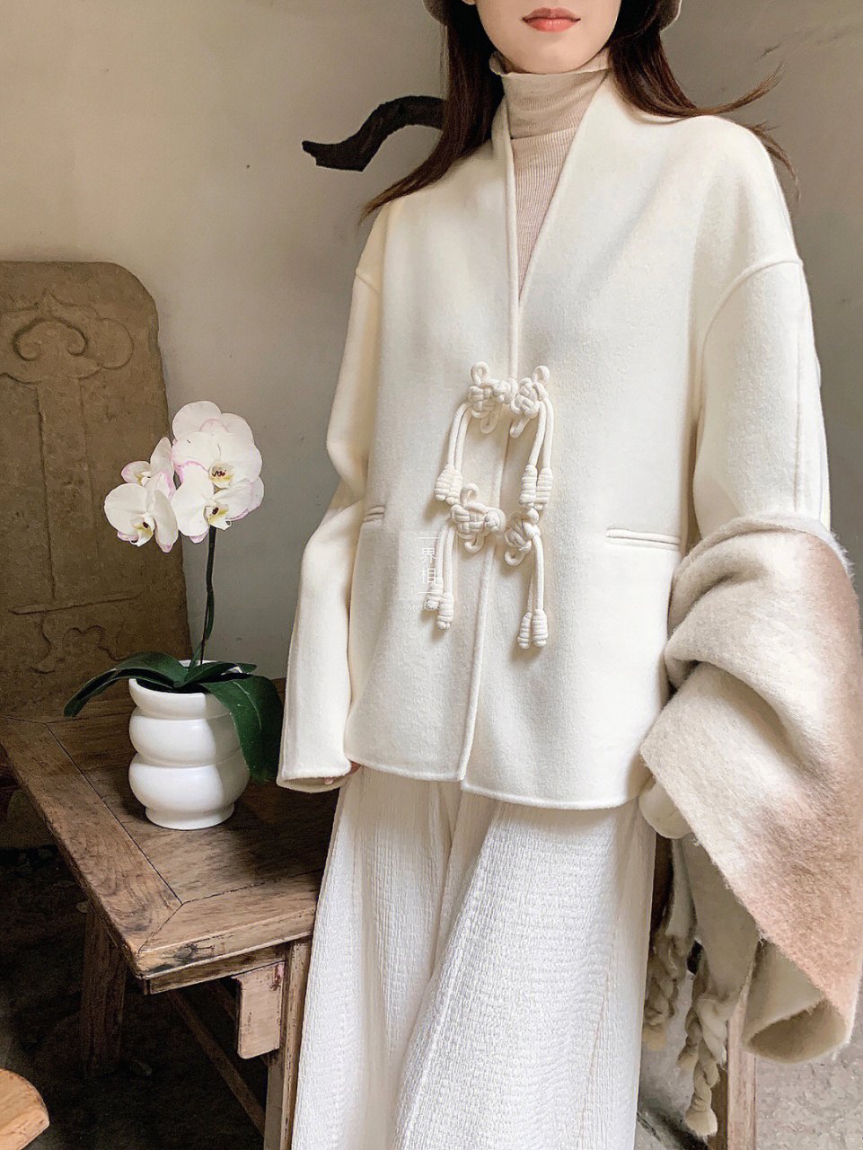 "山本无忧,因雪白头"  将国风元素注入现代剪裁中,冷静的素色,却有