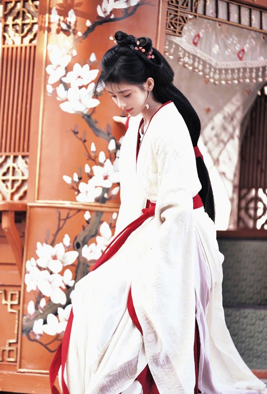 鞠婧祎520放新剧《花间令》妆造,有一说一白衣红边的汉服真的好好看.