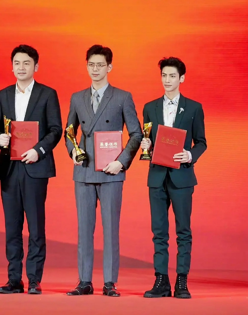 罗云熙真的真的太瘦了,合照看着比杨幂都瘦了,还是多吃点吧,身体最