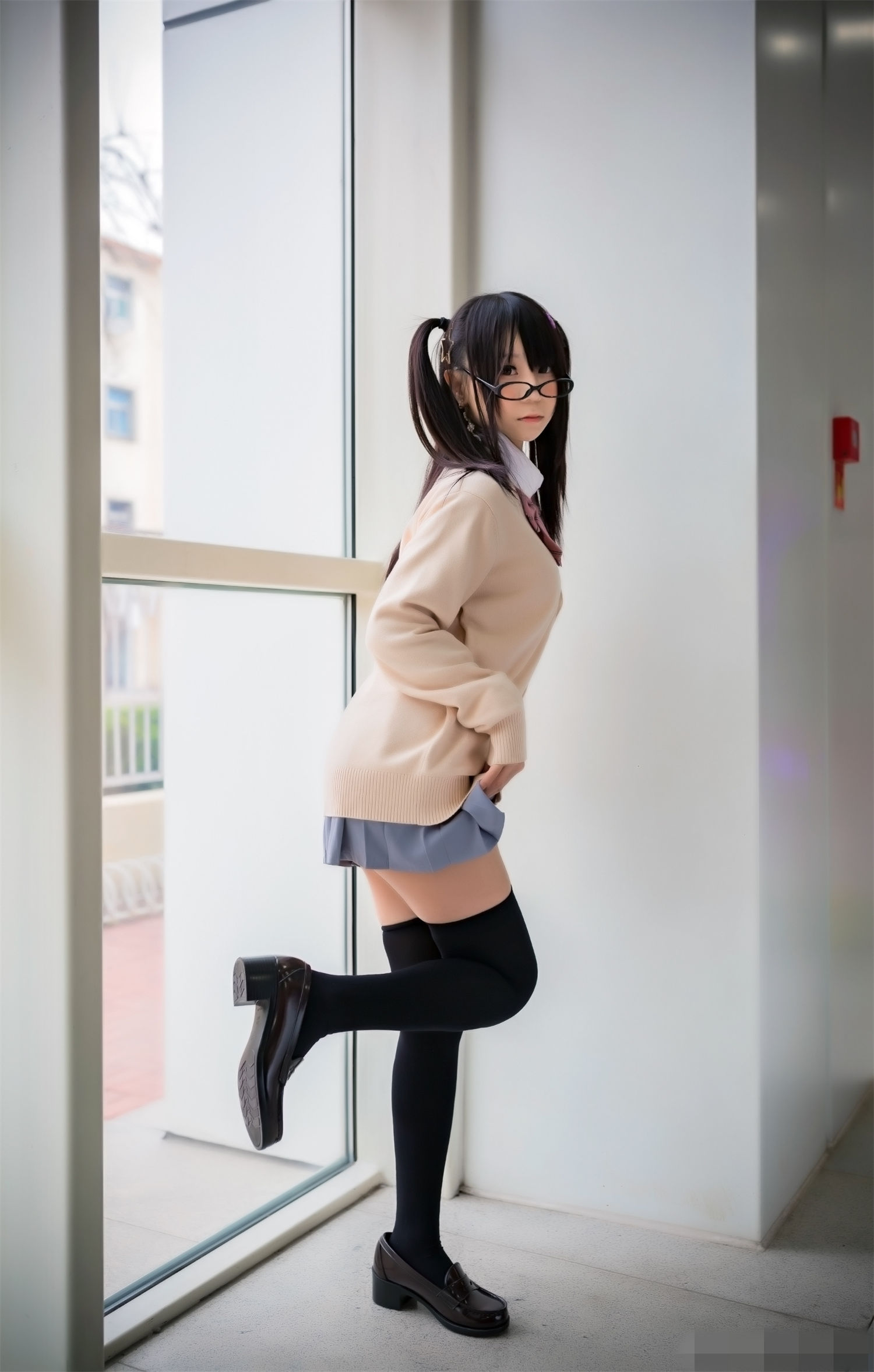 摇摇乐yoyo免费图片,可可爱爱的眼镜学生装少女 摇摇乐yoyo免费图片,可可爱爱的眼镜学生装少女