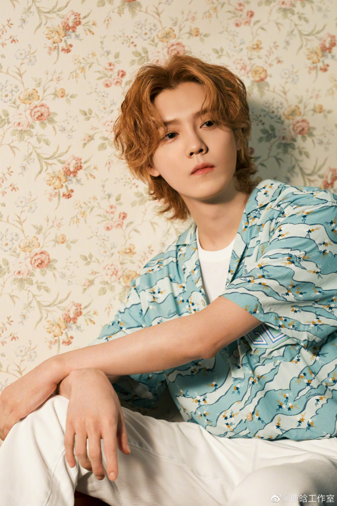 组图：鹿晗薄荷绿花衬衣七夕写真释出 卷发造型尽显复古清新第3张图片