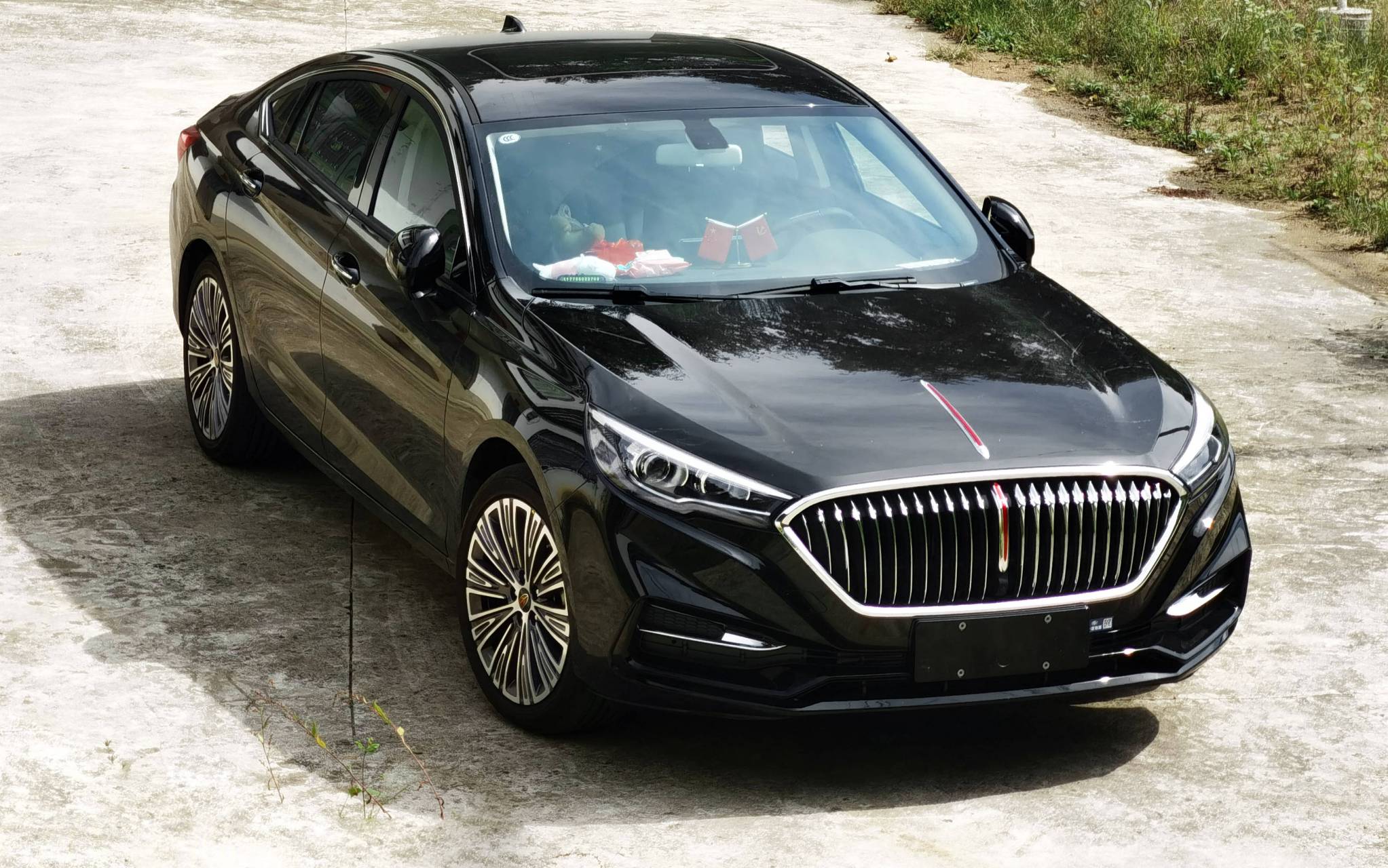 中国高端汽车品牌-红旗轿车准备进军俄罗斯市场,其官网已在俄罗斯上线