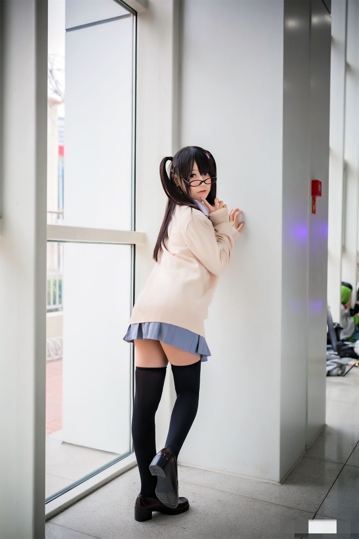 摇摇乐yoyo免费图片,可可爱爱的眼镜学生装少女 摇摇乐yoyo免费图片,可可爱爱的眼镜学生装少女